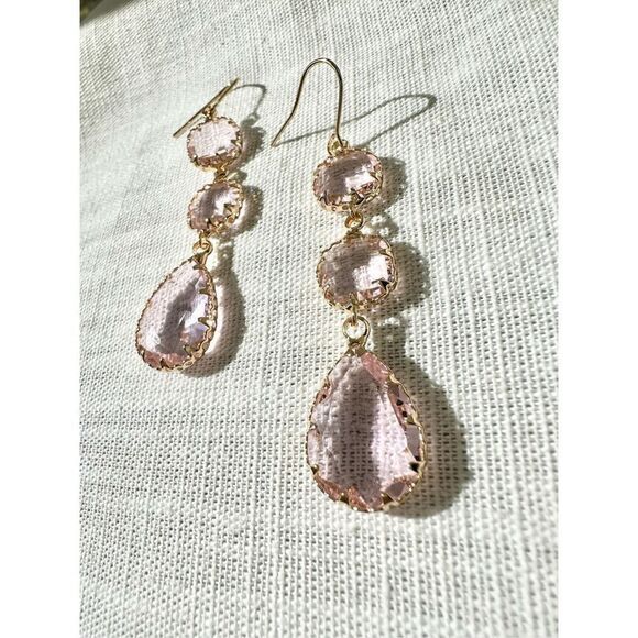 Light pink crystal cut dangle earrings - Picture 5 of 5